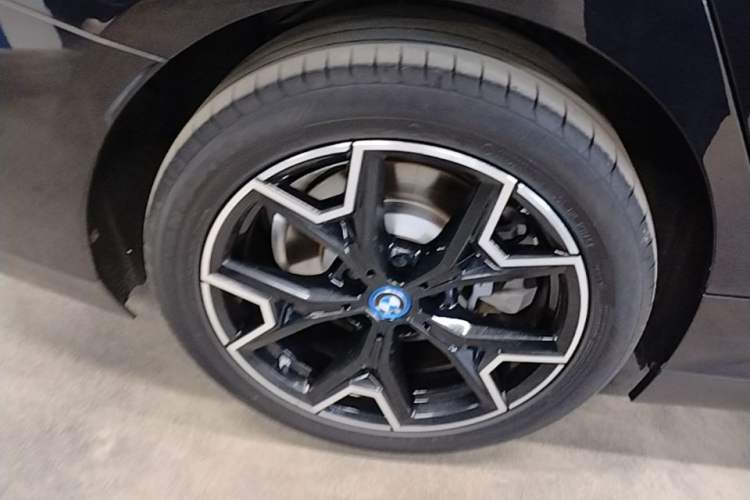 Used BMW i3 2024 eDrive 40 L Midnight Edition Right Rear Wheel Hub