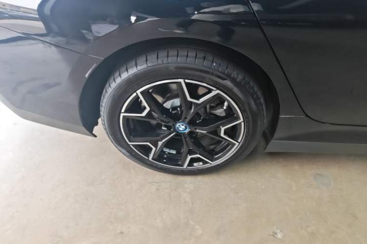 Used BMW i3 2024 eDrive 40 L Midnight Edition Right Rear Wheel Hub