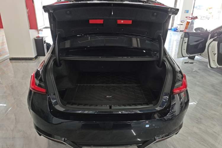 Used BMW i3 2024 eDrive 40 L Midnight Sports Package Trunk