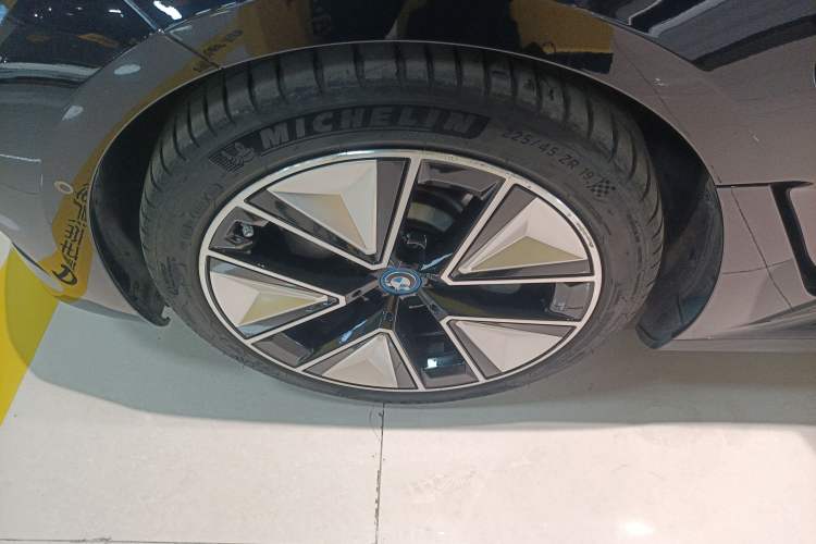 Used BMW i3 2024 eDrive 40 L Midnight Sports Package Left Front Wheel Hub