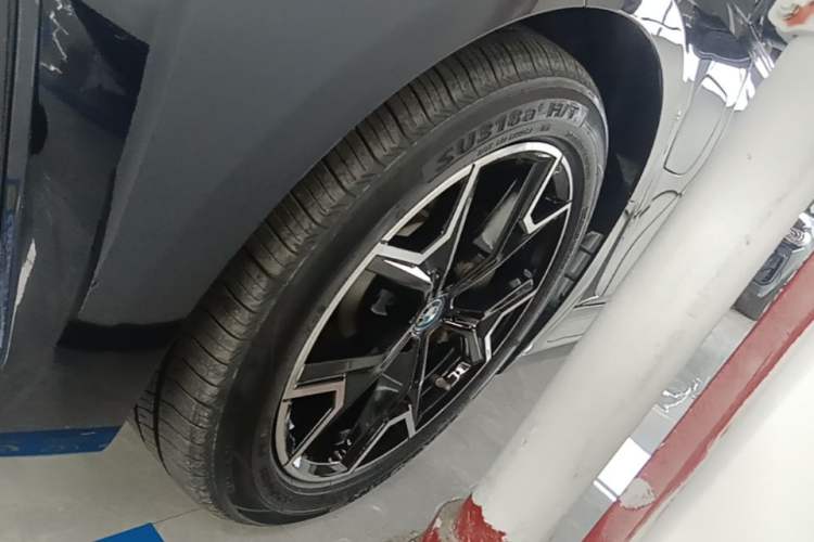 Used BMW i3 2024 eDrive 40 L Midnight Edition Left Front Wheel Hub