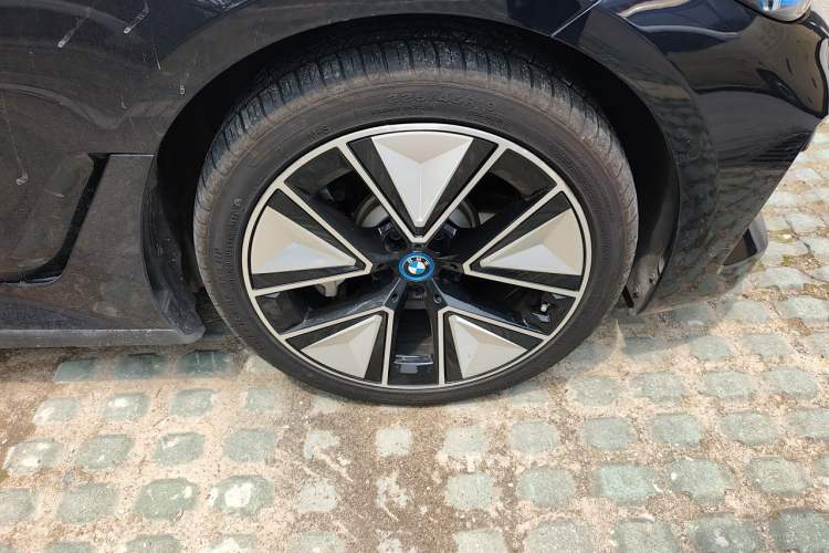 Used BMW i3 2024 eDrive 40 L Midnight Sports Package Right Front Wheel Hub