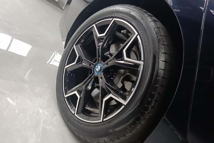 Used BMW i3 2024 eDrive 40 L Midnight Edition Right Rear Wheel Hub