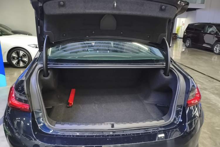 Used BMW i3 2024 eDrive 40 L Midnight Edition Trunk