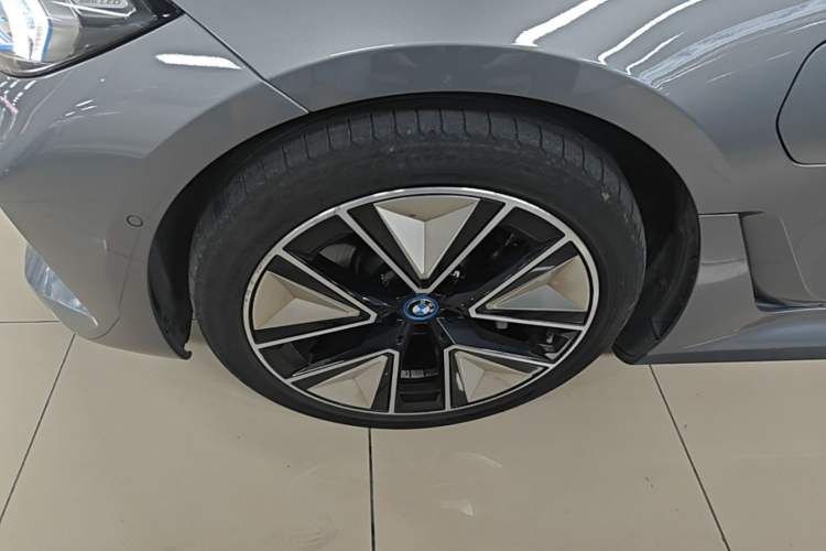 Used BMW i3 2024 eDrive 40 L Midnight Sports Package Left Front Wheel Hub