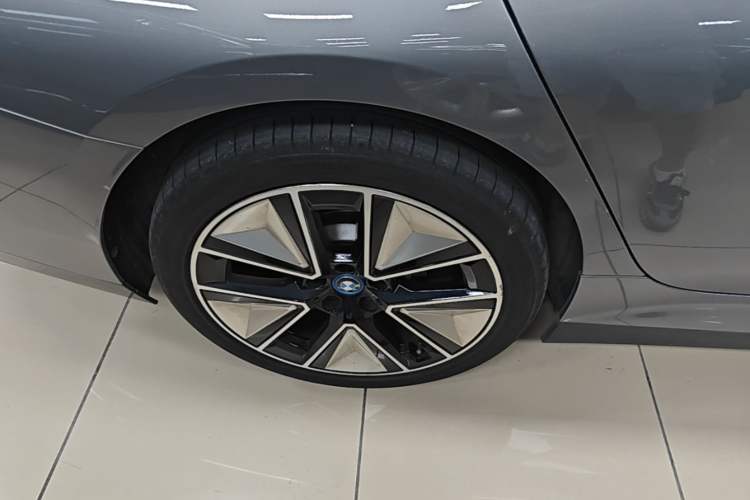 Used BMW i3 2024 eDrive 40 L Midnight Sports Package Right Rear Wheel Hub