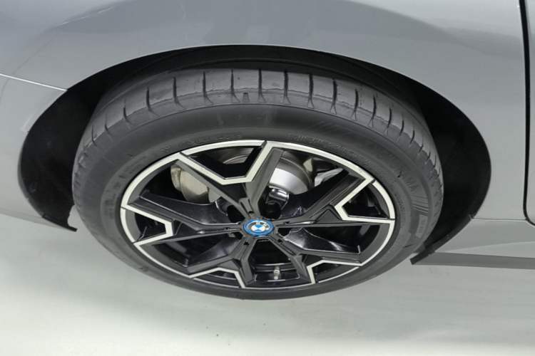 Used BMW i3 2024 eDrive 40 L Midnight Edition Right Rear Wheel Hub