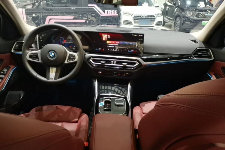 Used BMW i3 2024 eDrive 35 L Center Console