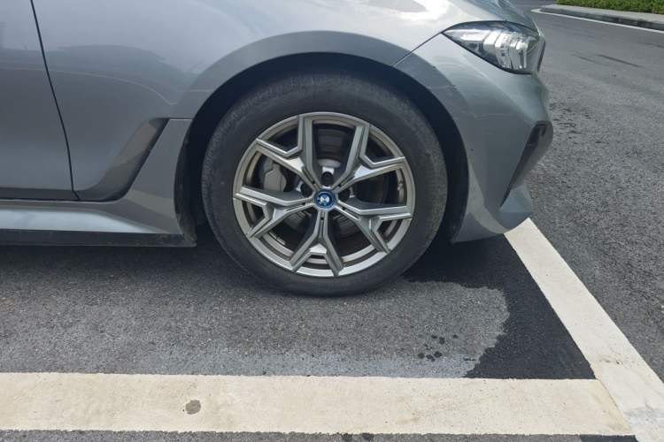 Used BMW i3 2024 eDrive 40 L Midnight Edition Right Front Wheel Hub