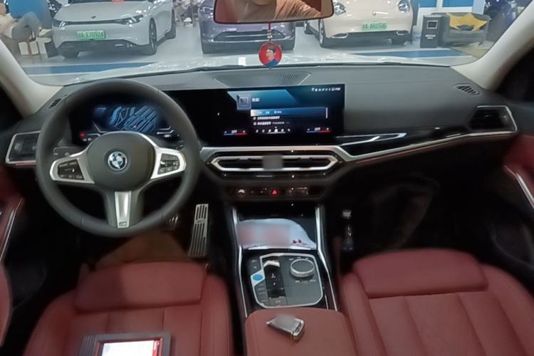 Used BMW i3 2024 eDrive 35 L Center Console