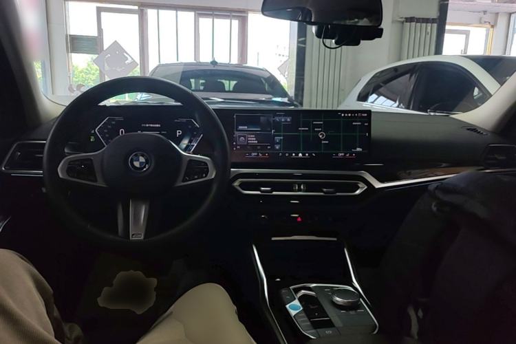 Used BMW i3 2024 eDrive 35 L Center Console