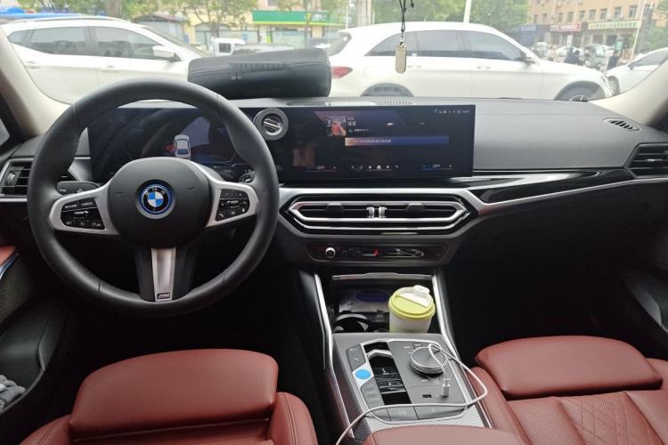 Used BMW i3 2024 eDrive 40 L Midnight Edition Center Console