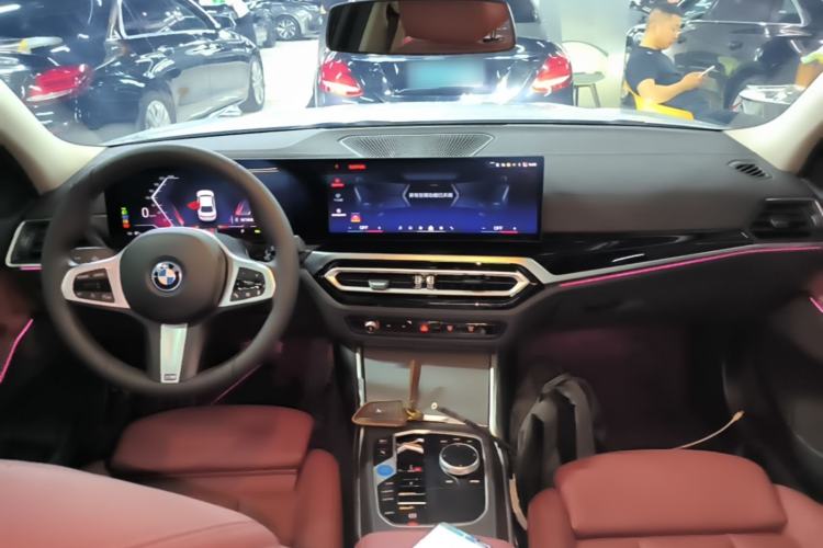 Used BMW i3 2024 eDrive 40 L Midnight Edition Center Console