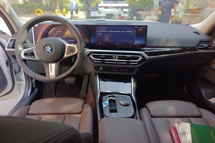 Used BMW i3 2024 eDrive 35 L Center Console