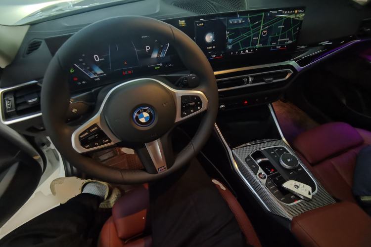 Used BMW i3 2024 eDrive 35 L Center Console