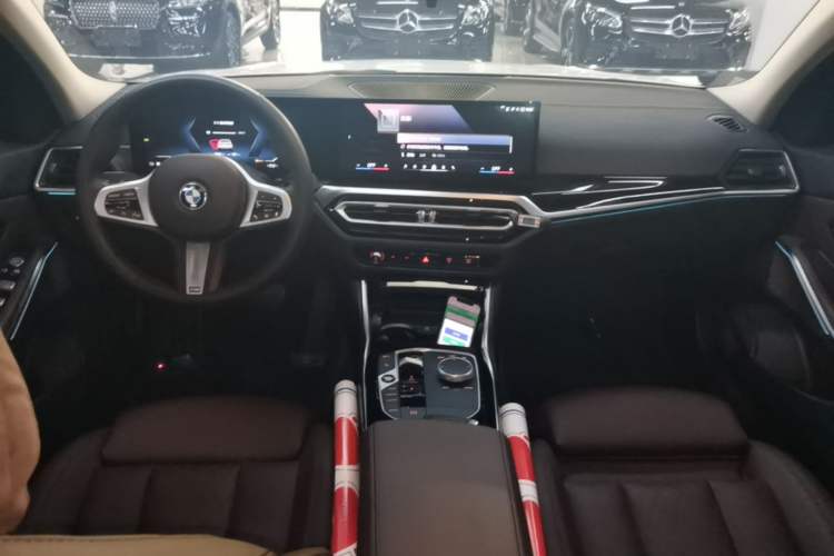 Used BMW i3 2024 eDrive 35 L Center Console