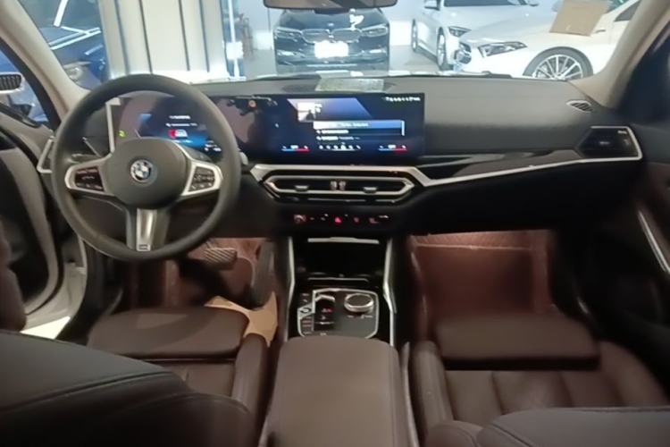 Used BMW i3 2024 eDrive 35 L Center Console