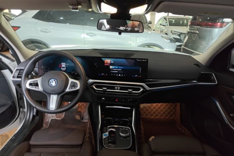 Used BMW i3 2024 eDrive 35 L Center Console