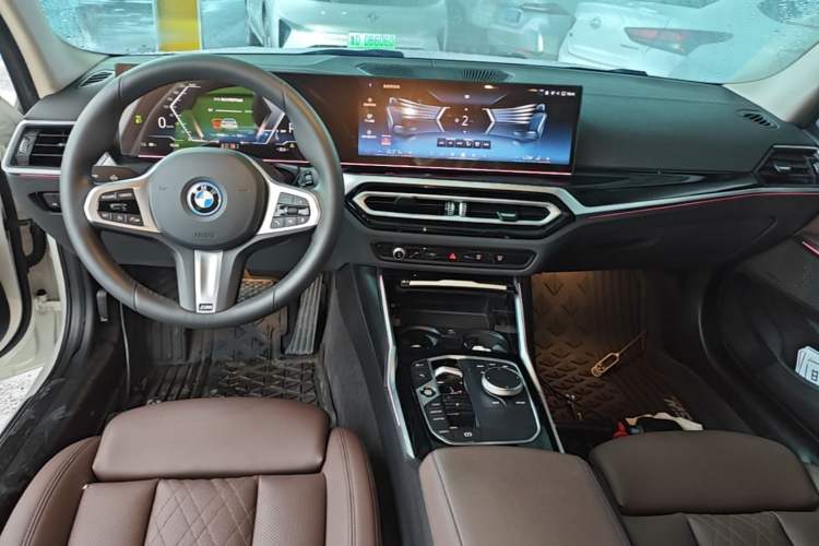 Used BMW i3 2024 eDrive 35 L Center Console