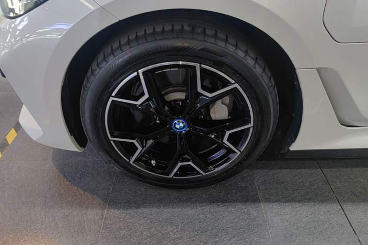 Used BMW i3 2024 eDrive 40 L Midnight Edition Exterior 4
