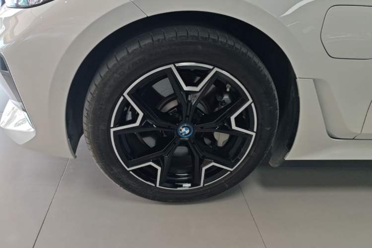 Used BMW i3 2024 eDrive 40 L Midnight Edition Exterior 4
