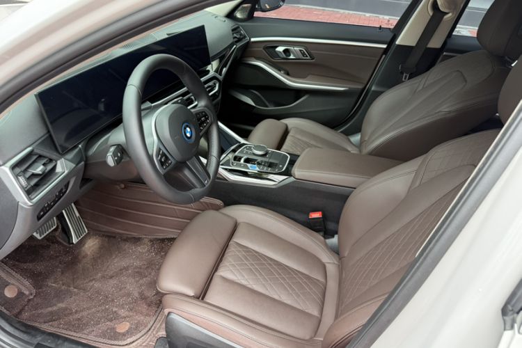 Used BMW i3 2024 eDrive 35 L Interior 11