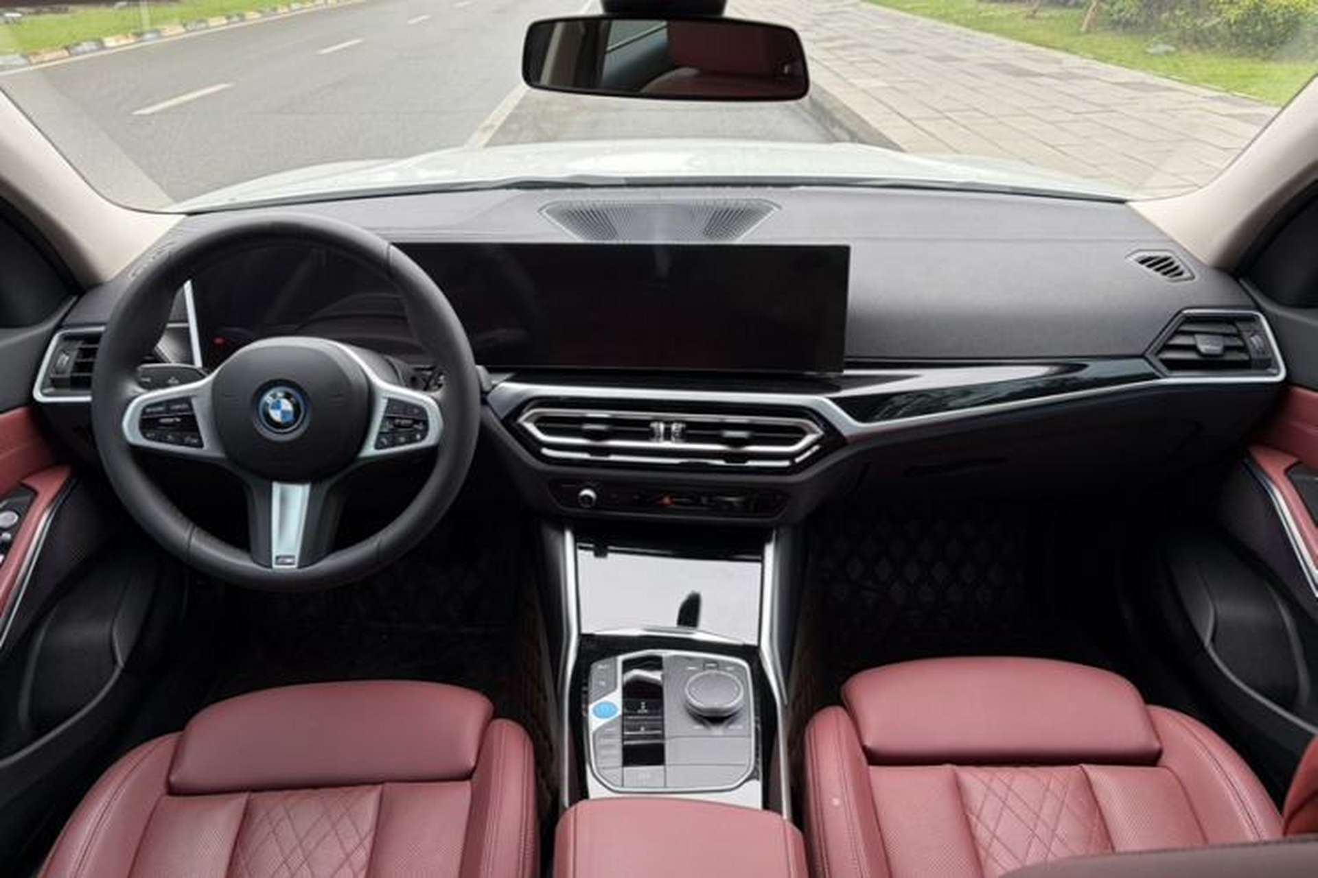 Used BMW i3 2024 eDrive 35 L Interior 4