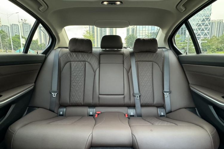 Used BMW i3 2024 eDrive 35 L Interior 8