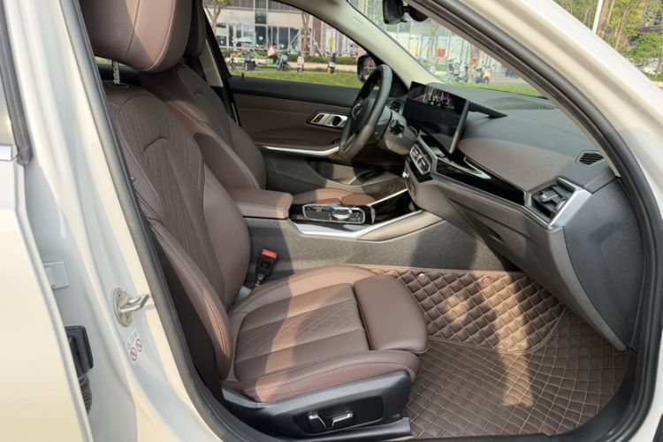 Used BMW i3 2024 eDrive 35 L Interior 8