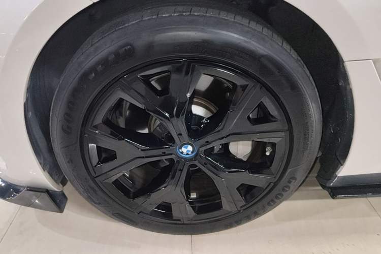 Used BMW i3 2024 eDrive 40 L Midnight Edition Left Front Wheel Hub