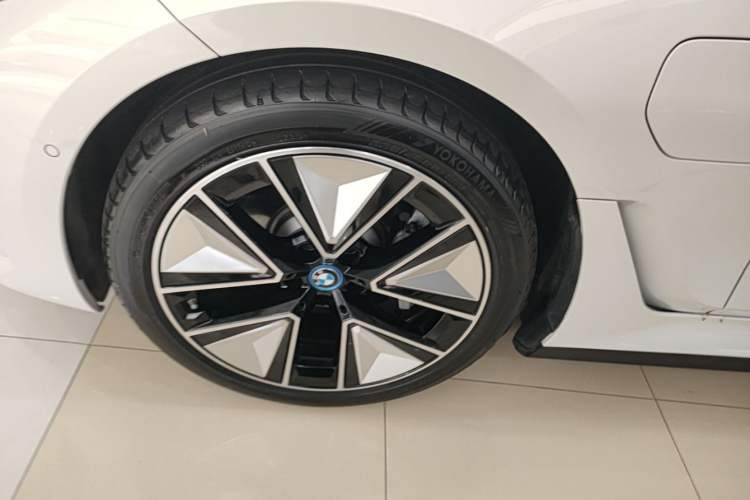 Used BMW i3 2024 eDrive 40 L Midnight Sports Package Left Front Wheel Hub