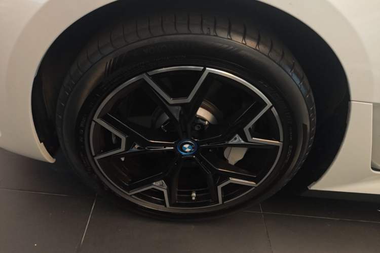Used BMW i3 2024 eDrive 40 L Midnight Edition Left Front Wheel Hub