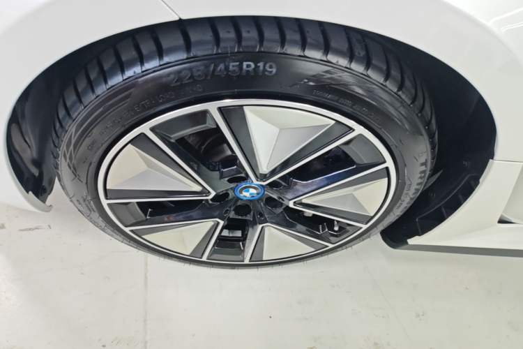 Used BMW i3 2024 eDrive 40 L Midnight Sports Package Left Front Wheel Hub