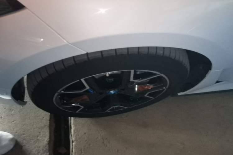 Used BMW i3 2024 eDrive 40 L Midnight Edition Left Front Wheel Hub