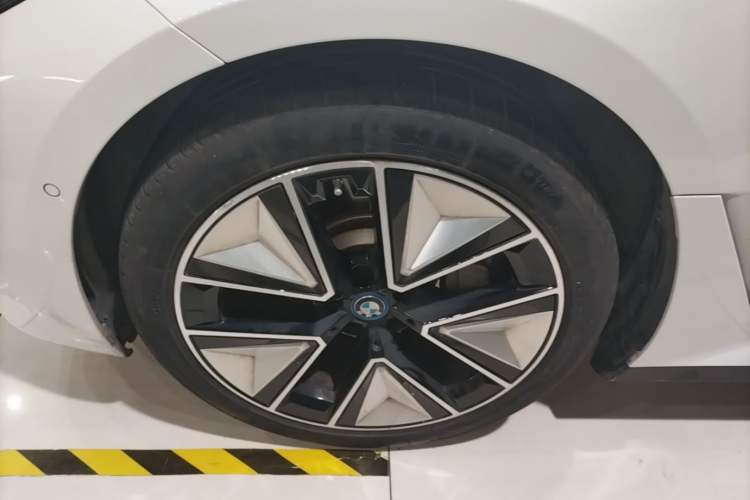 Used BMW i3 2024 eDrive 40 L Midnight Sports Package Left Front Wheel Hub