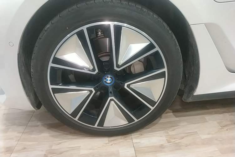 Used BMW i3 2024 eDrive 40 L Midnight Sports Package Left Front Wheel Hub