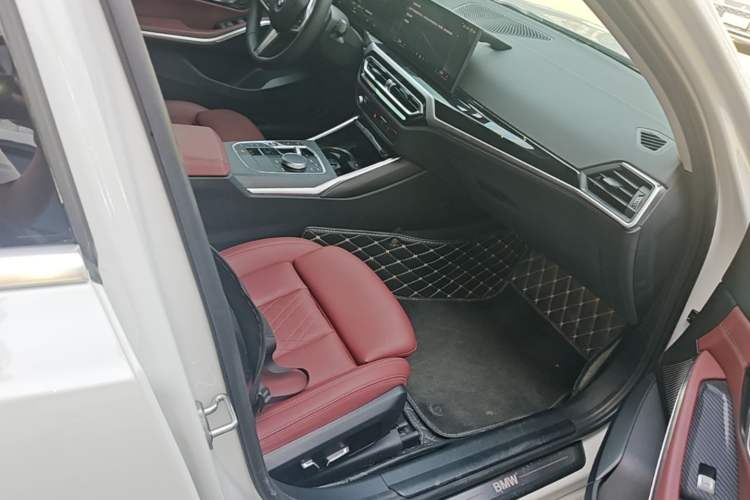 Used BMW i3 2024 eDrive 40 L Midnight Edition Right Front Seat