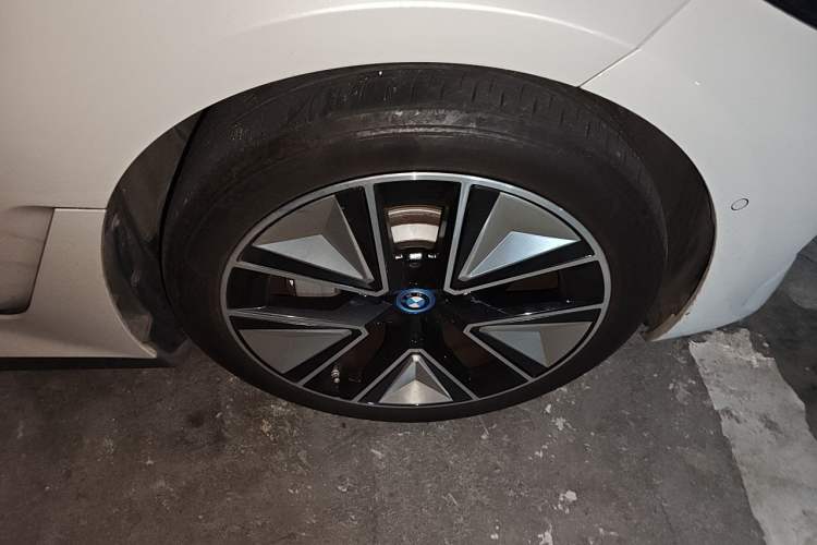 Used BMW i3 2024 eDrive 40 L Midnight Sports Package Right Front Wheel Hub