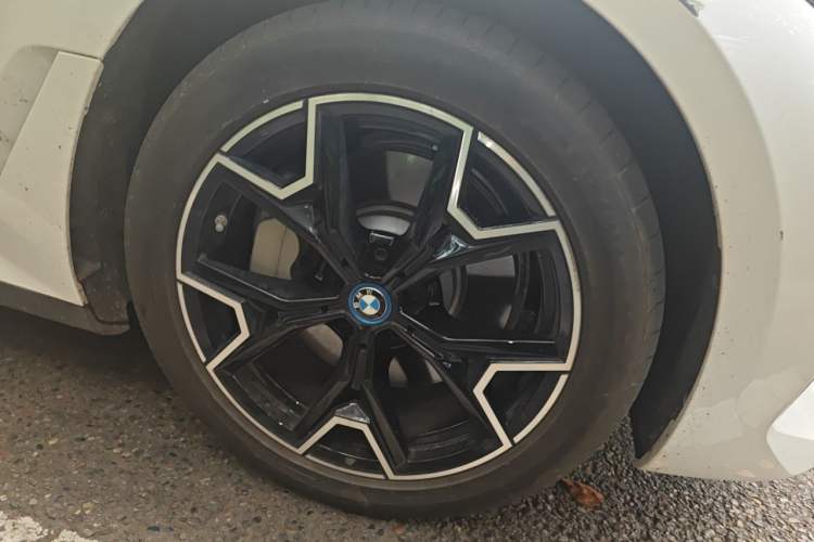 Used BMW i3 2024 eDrive 40 L Midnight Edition Right Front Wheel Hub