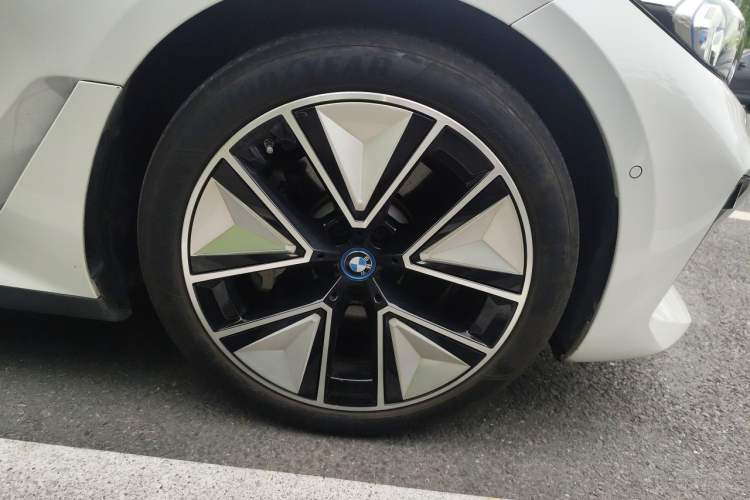 Used BMW i3 2024 eDrive 40 L Midnight Sports Package Right Front Wheel Hub