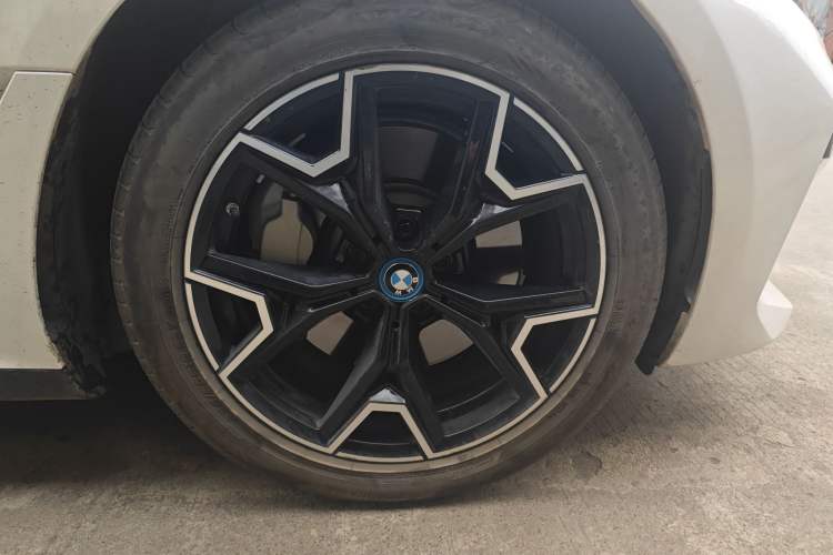 Used BMW i3 2024 eDrive 40 L Midnight Edition Right Front Wheel Hub