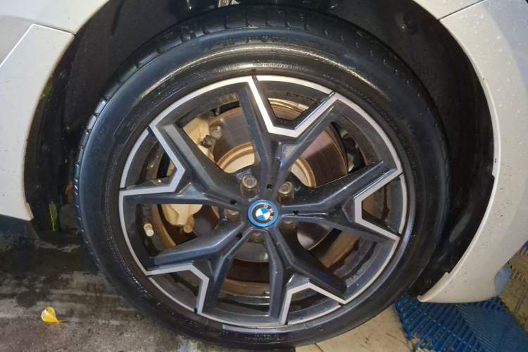 Used BMW i3 2024 eDrive 40 L Midnight Edition Right Front Wheel Hub