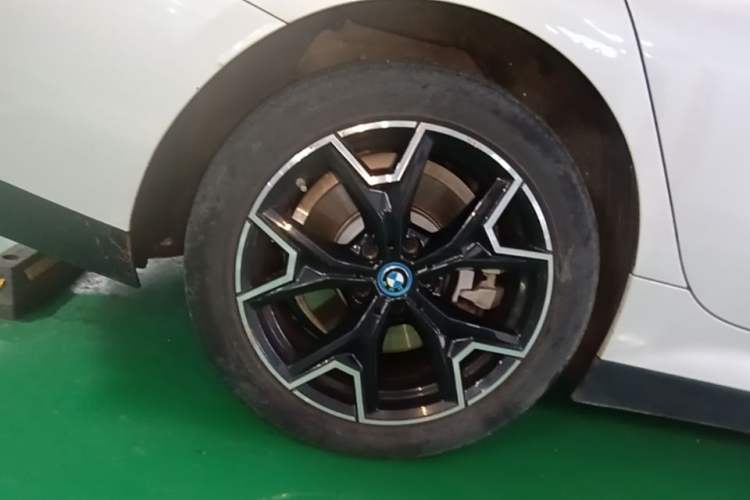Used BMW i3 2024 eDrive 40 L Midnight Edition Right Rear Wheel Hub