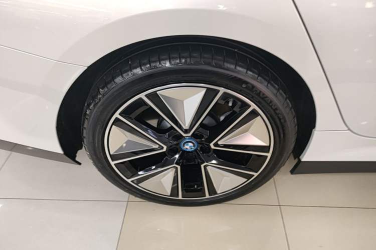 Used BMW i3 2024 eDrive 40 L Midnight Sports Package Right Rear Wheel Hub