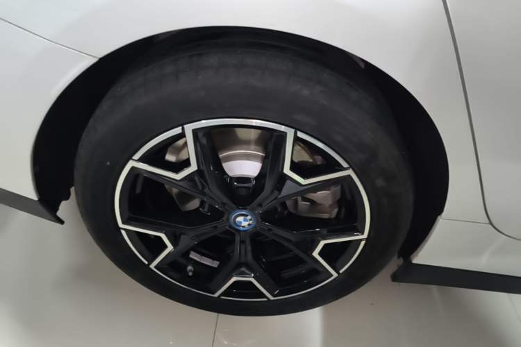 Used BMW i3 2024 eDrive 40 L Midnight Edition Right Rear Wheel Hub
