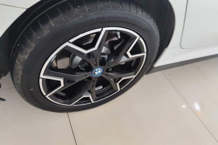 Used BMW i3 2024 eDrive 40 L Midnight Edition Right Rear Wheel Hub