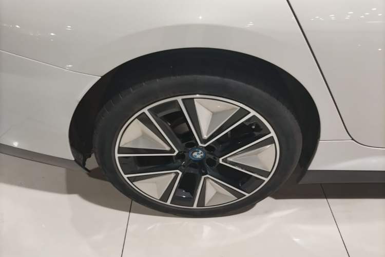 Used BMW i3 2024 eDrive 40 L Midnight Sports Package Right Rear Wheel Hub