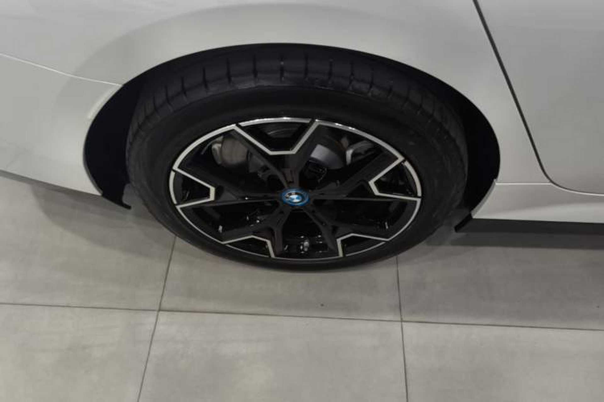 Used BMW i3 2024 eDrive 40 L Midnight Edition Right Rear Wheel Hub