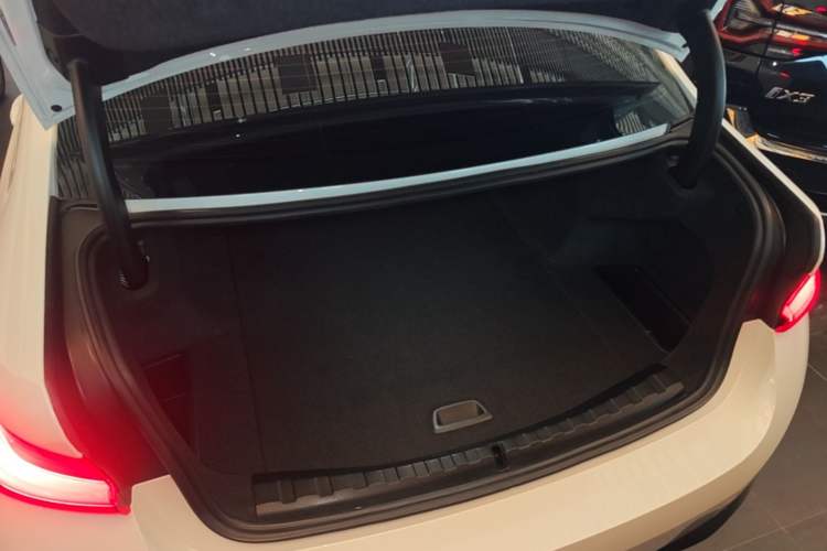 Used BMW i3 2024 eDrive 40 L Midnight Edition Trunk