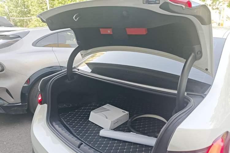 Used BMW i3 2024 eDrive 40 L Midnight Edition Trunk
